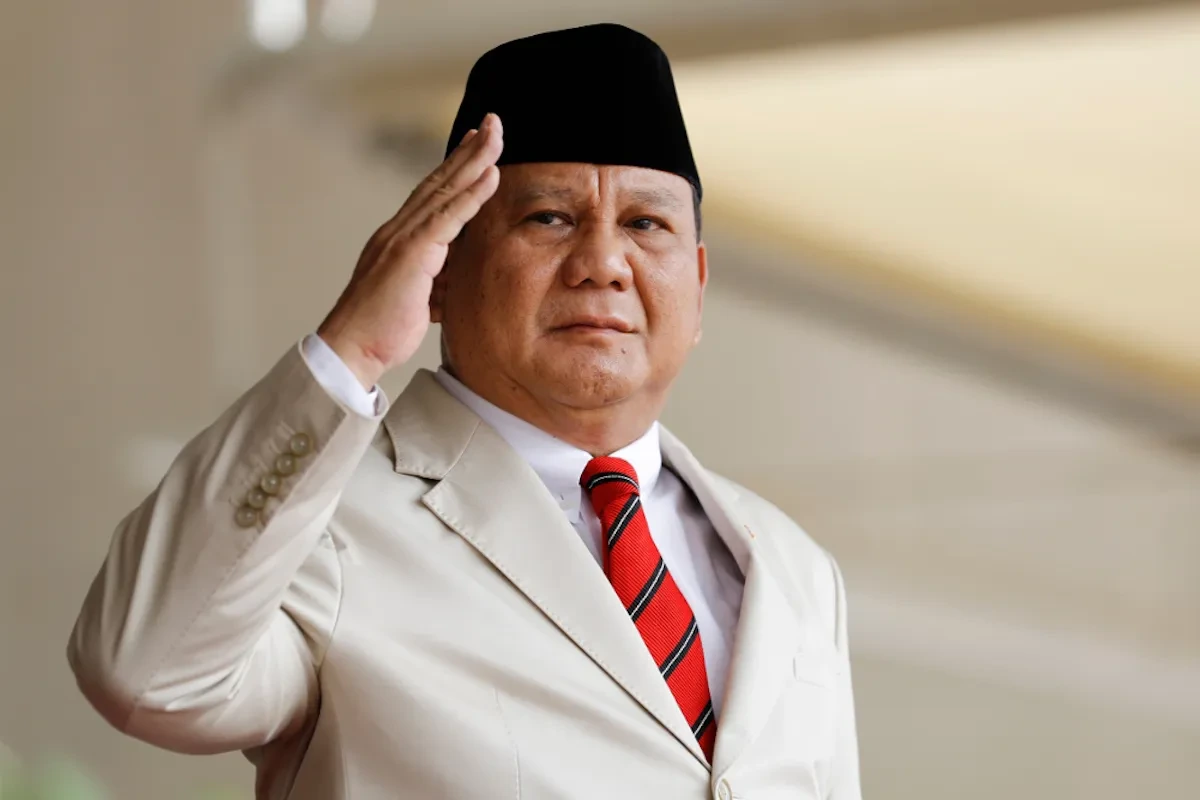 Presidential Election 2024: A photo of Prabowo Subianto addressing a large crowd at a political rally, illustrating his prominence as a leading candidate in Indonesia's 2024 presidential election.