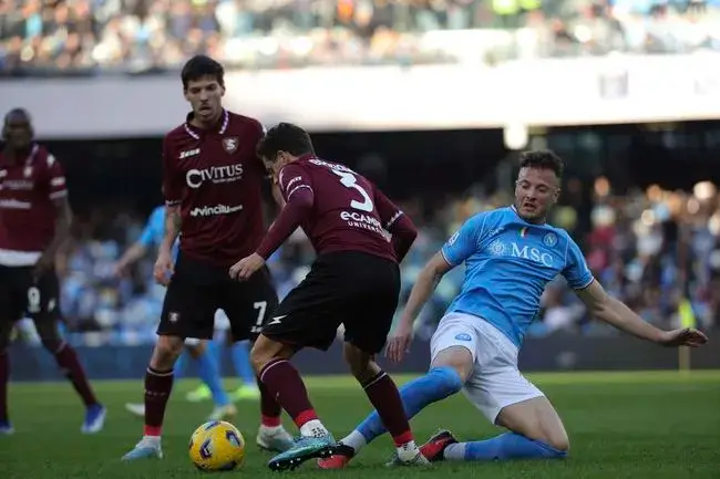 Serie A soccer match featuring Napoli and Salernitana