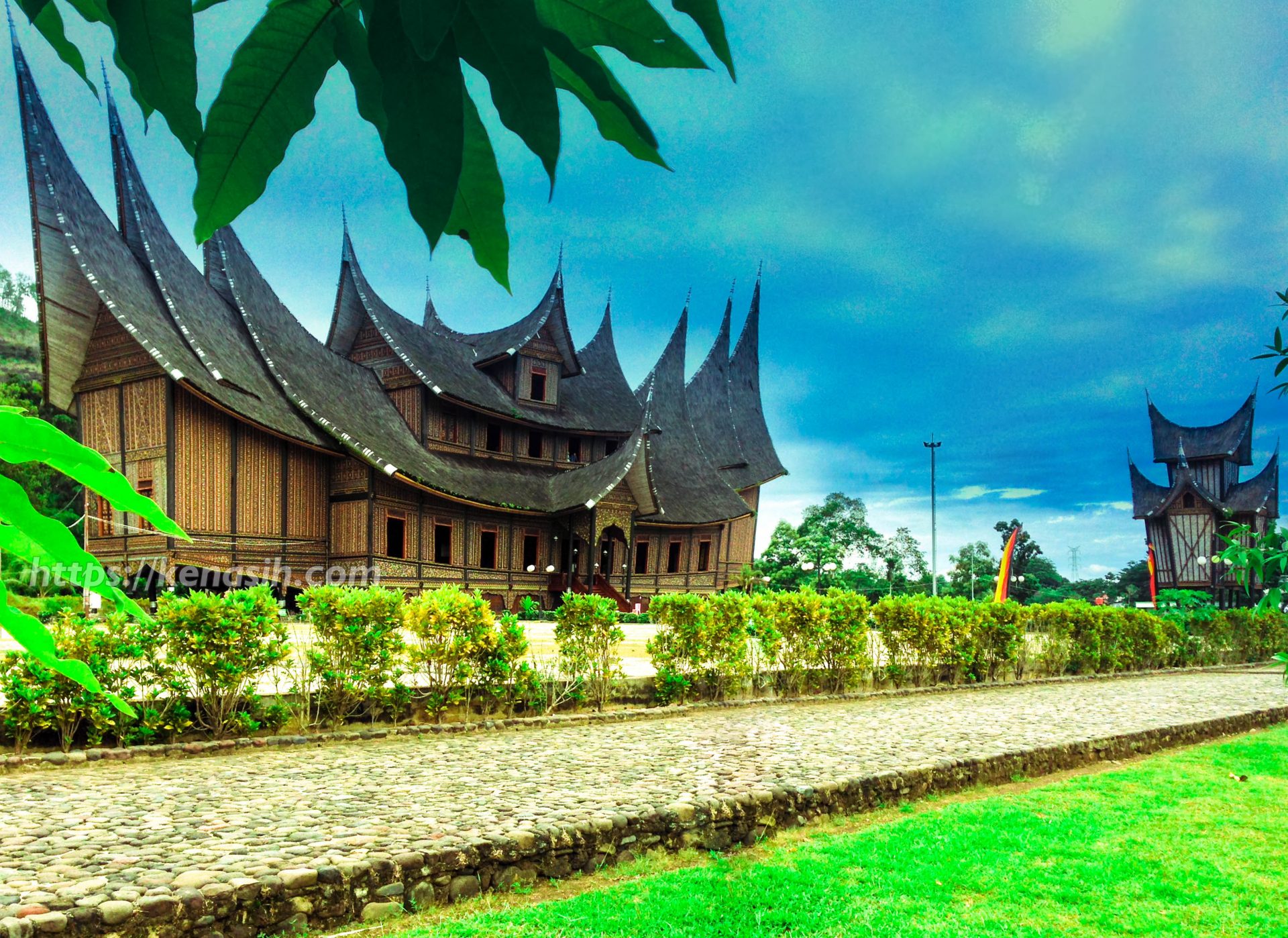 istana-pagaruyung-keindahan-arsitektur-dan-warisan-budaya-minangkabau
