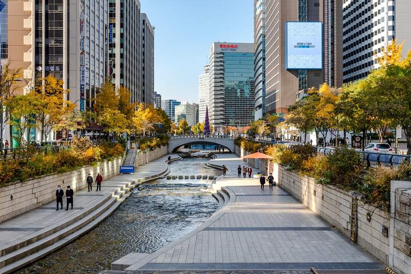 You are currently viewing Sungai Cheonggyecheon: Menyusuri Sungai yang Mengalir di Jantung Seoul