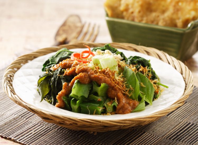 You are currently viewing Pecel Madiun: Kuliner Khas Jawa Timur yang Melegenda