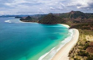 Read more about the article Pantai Selong Belanak: Surga Tersembunyi di Lombok yang Bikin Susah Move On