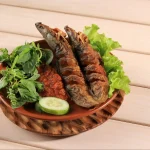 Pecel Lele: Hidangan Sederhana yang Jadi Primadona di Setiap Sudut Jalan Indonesia