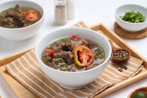 Read more about the article Sop Iga Pindang: Hangatnya Kuah Asam Gurih yang Bikin Hati Langsung Pulang
