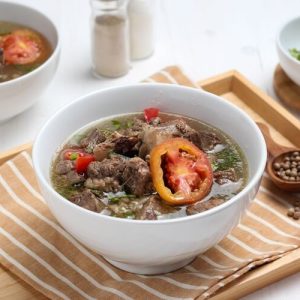 Sop Iga Pindang: Hangatnya Kuah Asam Gurih yang Bikin Hati Langsung Pulang