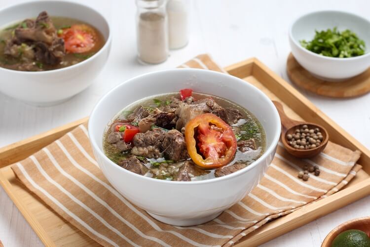 You are currently viewing Sop Iga Pindang: Hangatnya Kuah Asam Gurih yang Bikin Hati Langsung Pulang