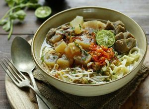Read more about the article Mie Kocok, Semangkuk Kuliner Bandung yang Selalu Menggoda Selera