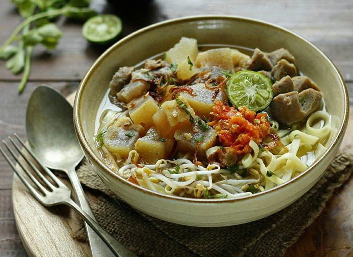You are currently viewing Mie Kocok, Semangkuk Kuliner Bandung yang Selalu Menggoda Selera